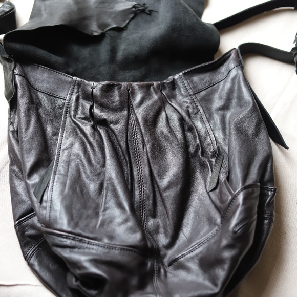 Reworked Andrew Marc black leather bag, with raw edge leather details. - Picture 6 of 11